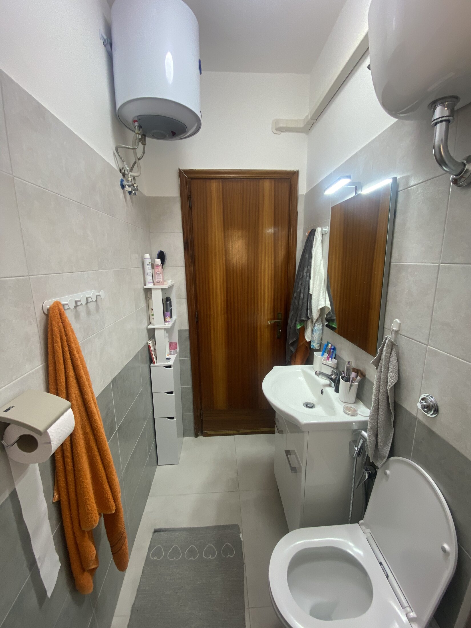 Bathroom with washbasin