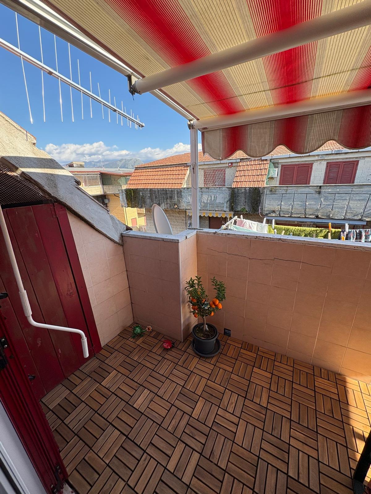 Prostorný balkon s posezením