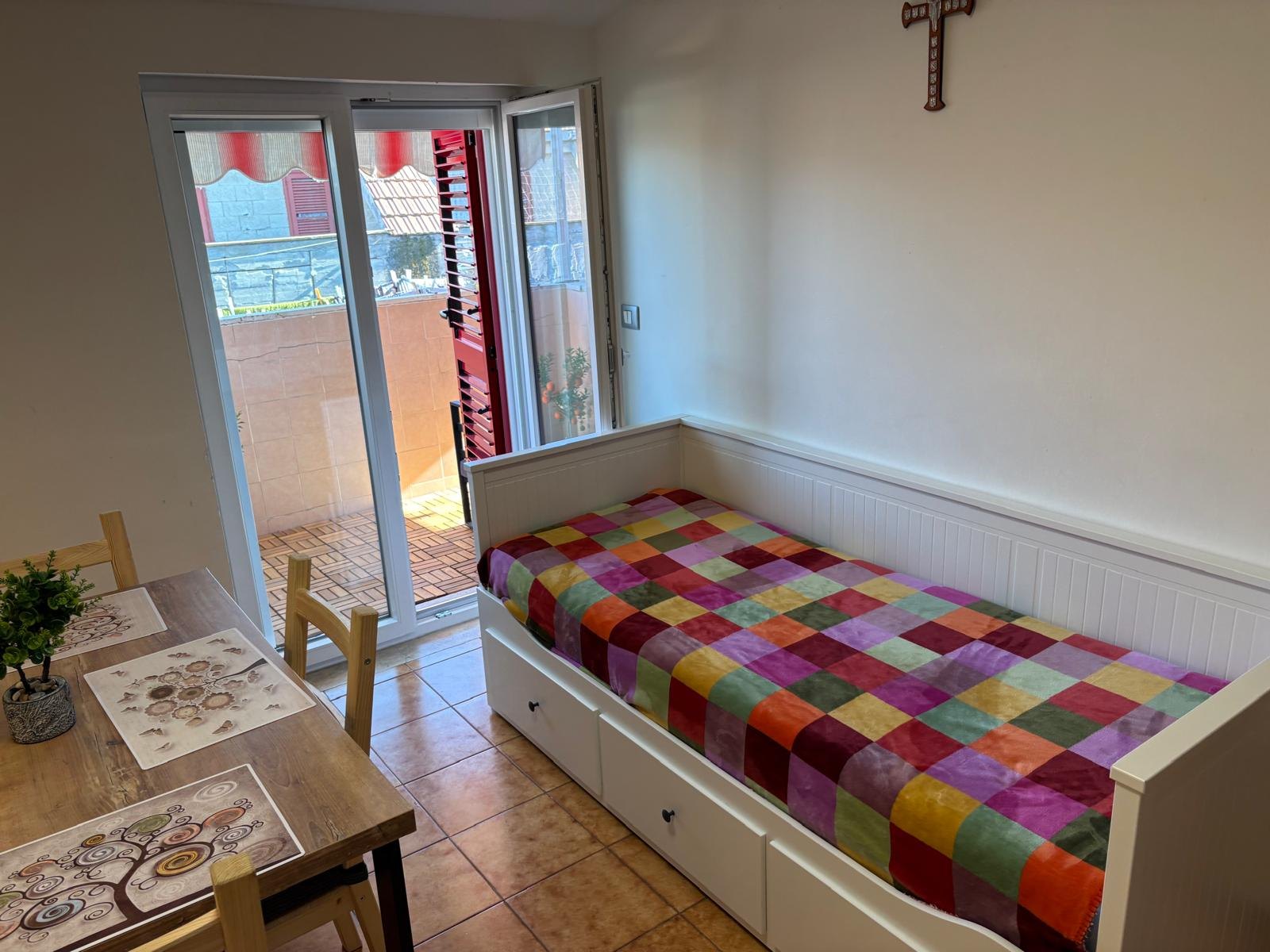 Lůžko a vstup na balkon